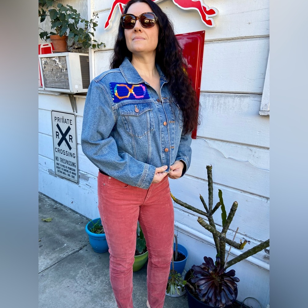 Jean Jacket with hand-crocheted retro glasses patch - Picture 3 of 10